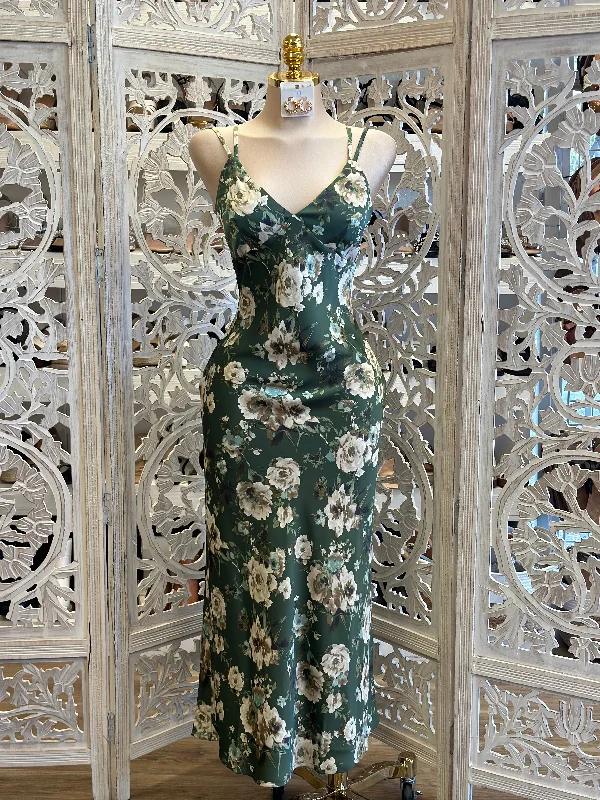 Plus Size Sequined Maxi Party Dresses for Curvy LadiesDark Green Floral Satin Maxi Dress- No Estira, Not Stretchy Plus Size Sequined Maxi Party Dresses for Curvy LadiesDark Green Floral Satin Maxi Dress- No Estira, Not Stretchy
