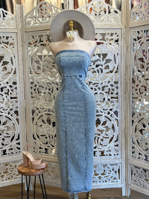 Tiered Party Dresses with Floral Applique for Ladies' Garden PartiesDenim Midi Strapless Folded Dress -No estira Tiered Party Dresses with Floral Applique for Ladies' Garden PartiesDenim Midi Strapless Folded Dress -No estira
