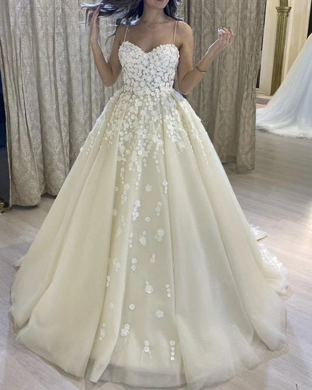 Princess - style wedding dress with a big skirtRomantic Wedding Dress Sweetheart Ball Gown With 3D Flowers Princess - style wedding dress with a big skirtRomantic Wedding Dress Sweetheart Ball Gown With 3D Flowers