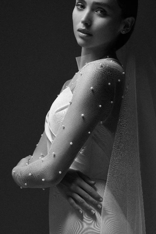 Cape - backed wedding dress for a dramatic entranceAllison Webb Bainbridge Topper - Size 10 Cape - backed wedding dress for a dramatic entranceAllison Webb Bainbridge Topper - Size 10