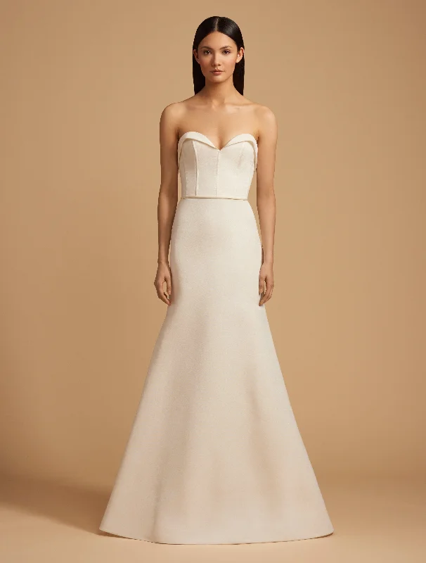 Peplum - style wedding dress for a flattering silhouetteAllison Webb Carlisle - Size 10 Peplum - style wedding dress for a flattering silhouetteAllison Webb Carlisle - Size 10