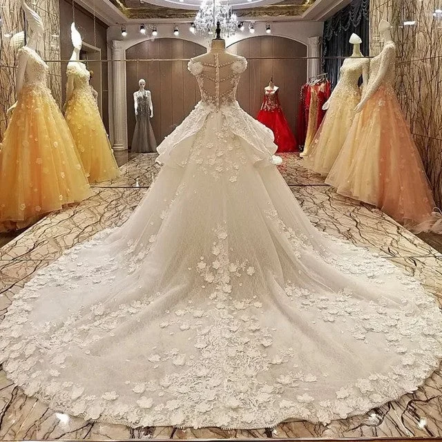 Maxi - length wedding dress for a grand lookLuxurious Royal Train Lace Wedding Dresses Ball Gowns With Floral Flowers Maxi - length wedding dress for a grand lookLuxurious Royal Train Lace Wedding Dresses Ball Gowns With Floral Flowers