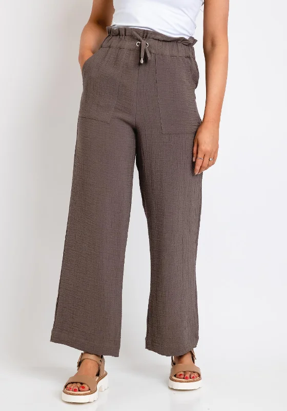 Linen pants for women in a breathable materialNaya Crinkle Material Straight Leg Trousers, Taupe Linen pants for women in a breathable materialNaya Crinkle Material Straight Leg Trousers, Taupe