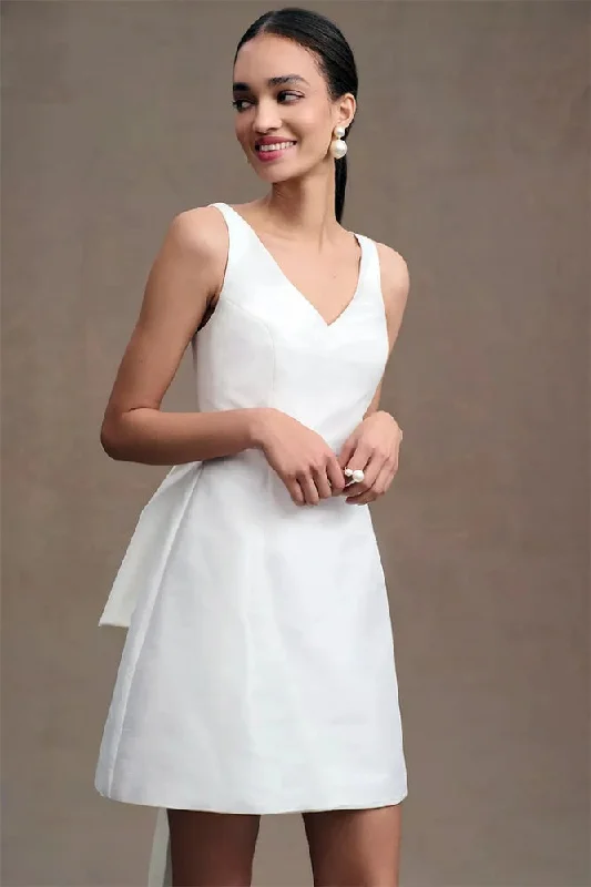Feather - trimmed wedding dress for a romantic touchSleeveless Mini Wedding Gown with Bow Ribbon Back Feather - trimmed wedding dress for a romantic touchSleeveless Mini Wedding Gown with Bow Ribbon Back