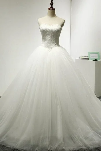 Formal satin wedding dress with a long trainSweetheart Tulle Ball Gown With Lace Bodice and Lace-Up Back Formal satin wedding dress with a long trainSweetheart Tulle Ball Gown With Lace Bodice and Lace-Up Back