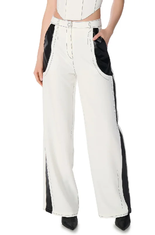 High waisted cargo wide leg pants for women in a practical and stylish styleTURN ON MY CHARM WIDE LEG TROUSER High waisted cargo wide leg pants for women in a practical and stylish styleTURN ON MY CHARM WIDE LEG TROUSER