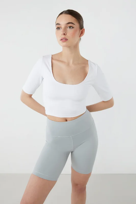 Tassel - trimmed women's T - shirt for a bohemian styleCROPPED SCOOP NECK TEE