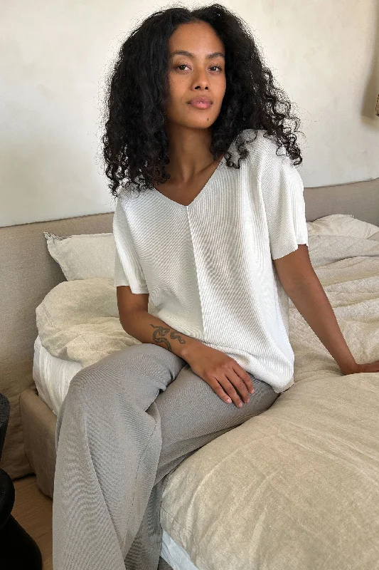 Women's T - shirt with a fringed hemV-NECK SWEATER TEE